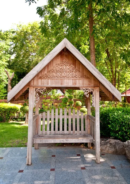 Το ξύλινο πάγκο με ταϊλανδέζικο στιλ στέγη εκτός — Φωτογραφία Αρχείου
