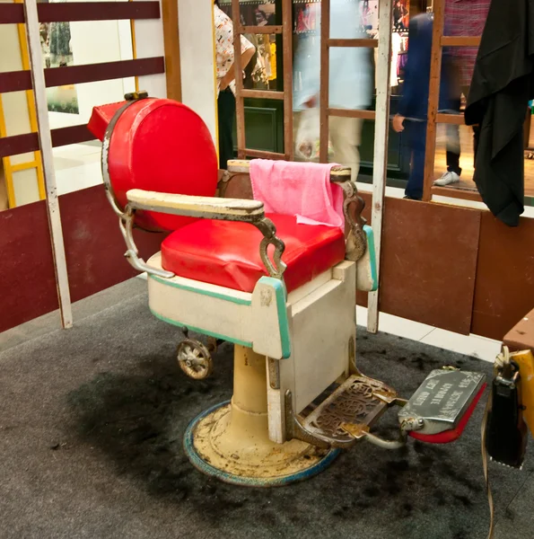 Старий стілець перукарні — стокове фото