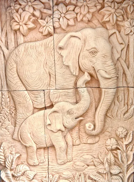 La talla de piedra arenisca con mamá elefante y bebé elefante —  Fotos de Stock