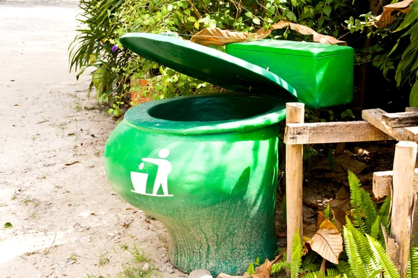 Grüne Mülltonnen. — Stockfoto