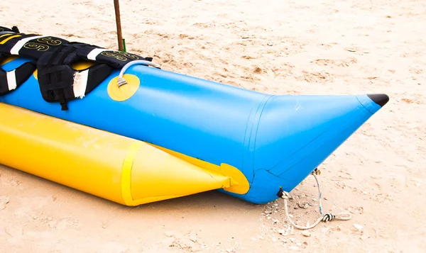 Bananbåt på stranden — Stockfoto