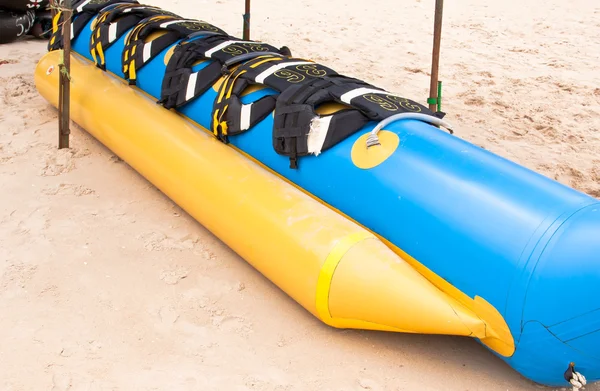 Banana barco en la playa — Foto de Stock