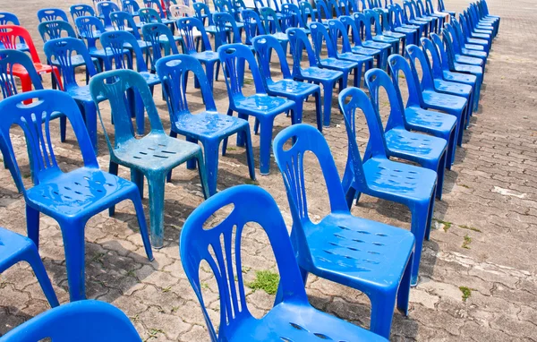 Несколько пластиковых стульев — стоковое фото