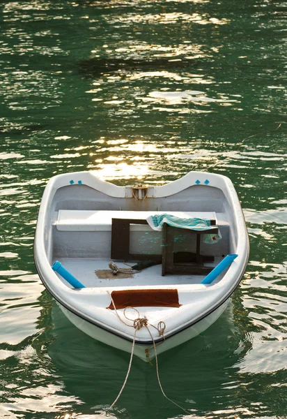 Boat in clear water — Stock Photo, Image