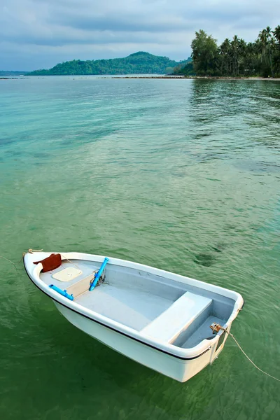 Boat in clear water — Stock Photo, Image