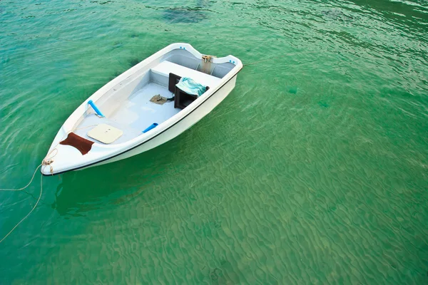 Barco en agua clara — Foto de Stock