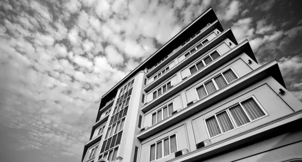 Здание в черном и белом — стоковое фото