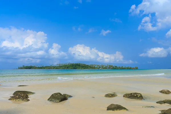 Island with blue sky — Stock Photo, Image