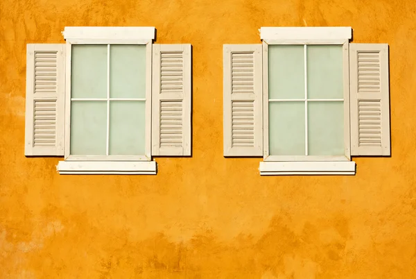 Bílá dřevěná okna na zeď — Stock fotografie