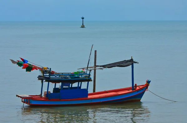 Рыбацкая лодка и маяк — стоковое фото