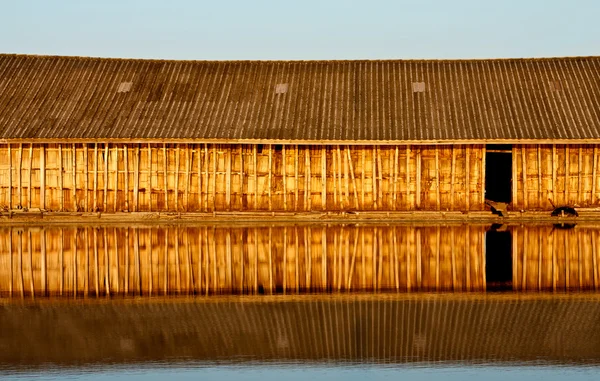 Riflessione della casa in legno in acqua — Foto Stock