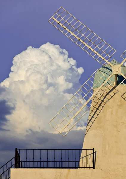 Turbina eolica e cielo blu — Foto Stock