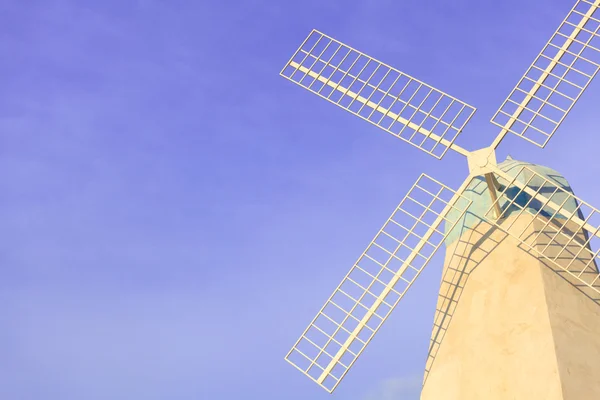 Turbina eolica e cielo blu — Foto Stock