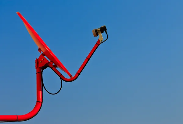 Antena parabólica vermelha — Fotografia de Stock
