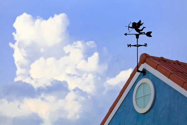 Купидон на флюгере и голубом небе — стоковое фото