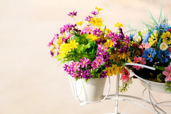 Mooie kunstmatige bloemen — Stockfoto