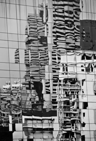 Reflexion des Bauens auf Glas — Stockfoto