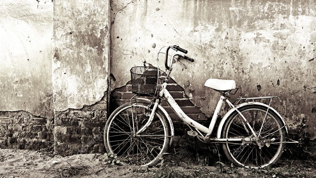 Old bicycle and cracked wall