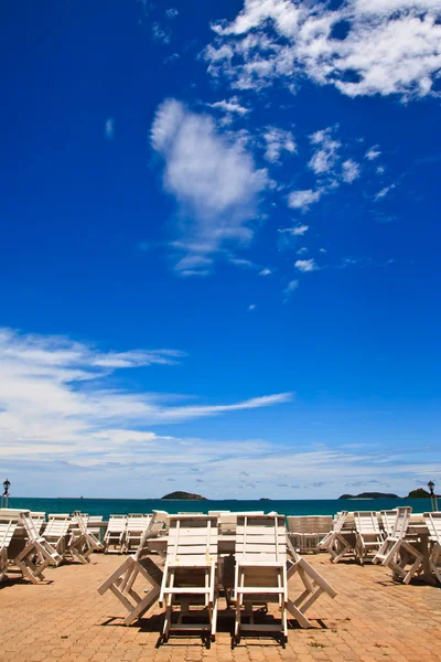 Tavolo bianco e cielo blu — Foto Stock