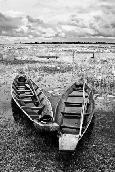 Брошенная деревянная лодка тайского стиля в черно-белом — стоковое фото