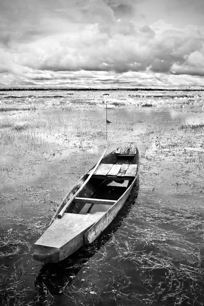 Barco de madera nativo tailandés abandonado en blanco y negro — Foto de Stock