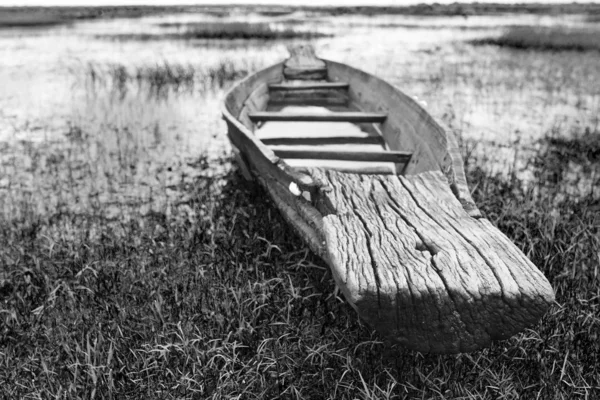Verlassenes einheimisches Holzboot im thailändischen Stil in schwarz und weiß — Stockfoto