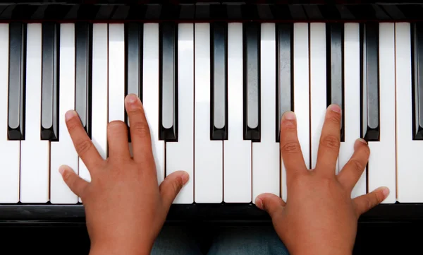 Ręka na klawiaturze fortepianu — Zdjęcie stockowe