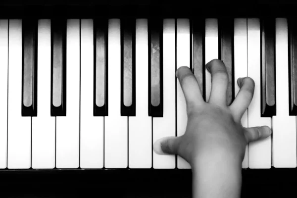 Hand op piano toetsenbord — Stockfoto