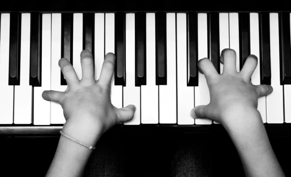 Tangan di keyboard piano — Stok Foto