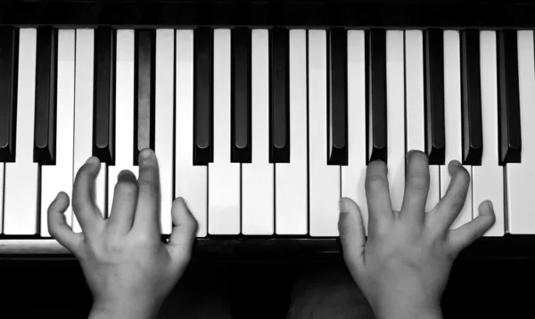Mano sulla tastiera del pianoforte — Foto Stock