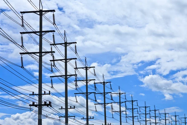Elektrické post a modrá obloha — Stock fotografie