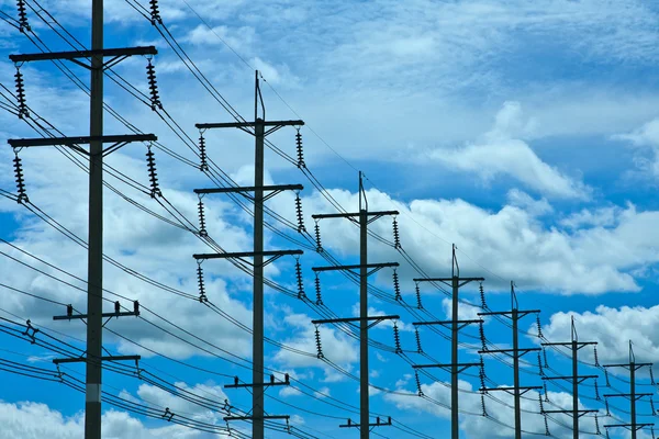 Poste elétrico e céu azul — Fotografia de Stock