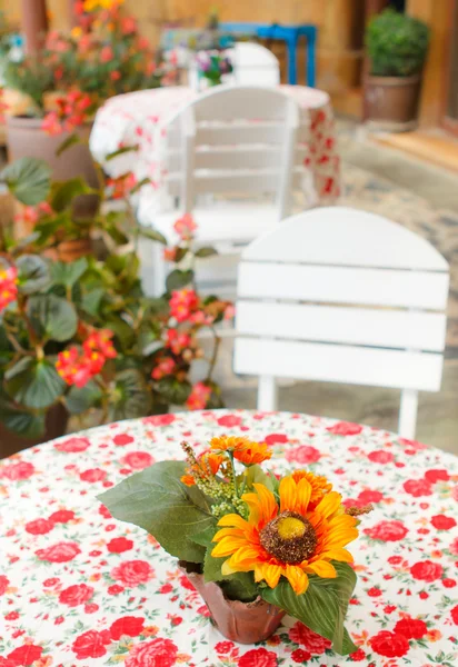 Fake-Blumen auf dem Tisch im Café — Stockfoto