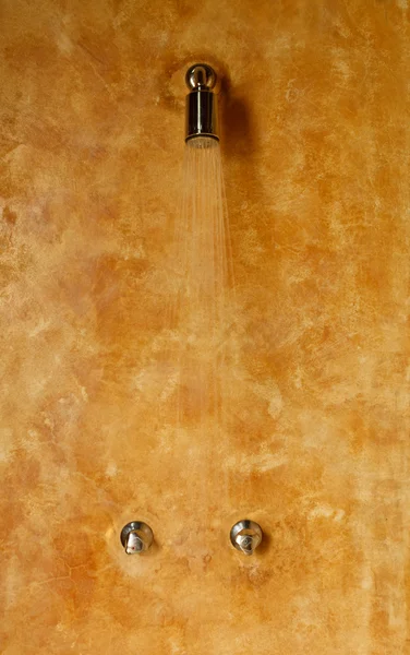 Douche sur mur coloré — Photo