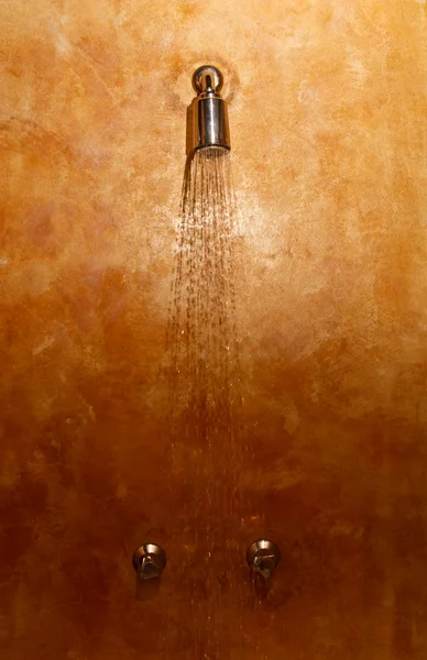 Douche sur mur coloré — Photo