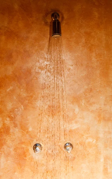 多彩墙上的淋浴间 — 图库照片