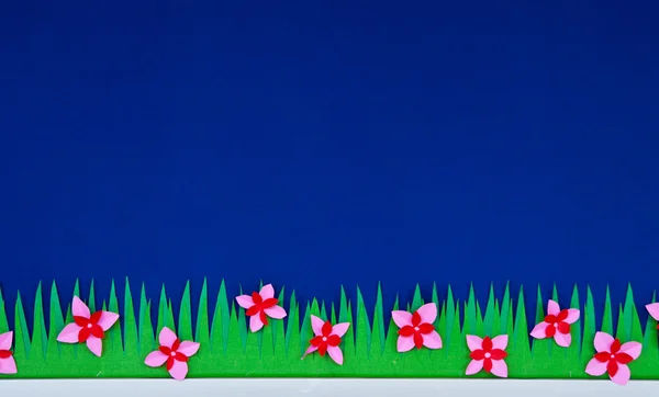 Cięcia papieru kwiat urządzone na pokładzie wiadomości przedszkola — Zdjęcie stockowe