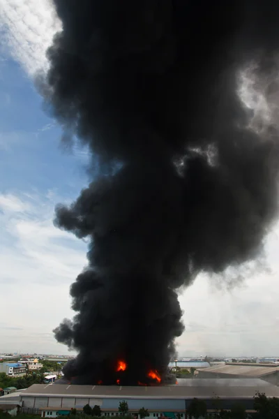 Огонь и черный дым над грузом — стоковое фото