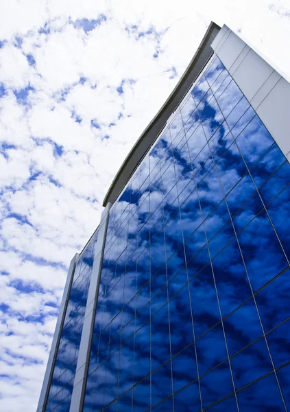 Yansıma bulutların üzerinde ofis binası — Stok fotoğraf