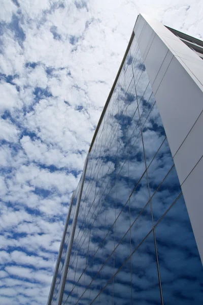 Reflektion av moln på kontorsbyggnaden — Stockfoto
