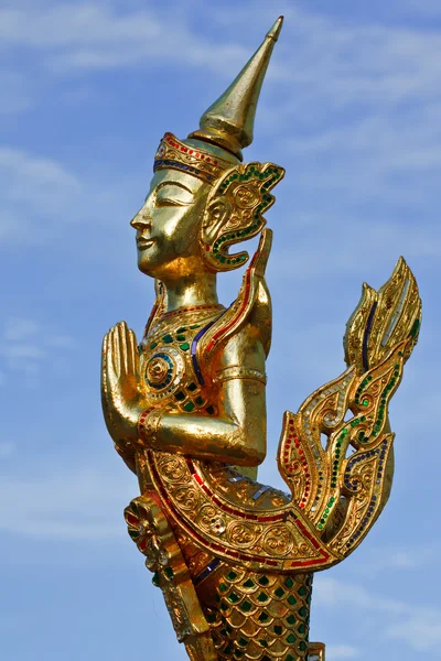 Infödda thailändsk stil vinkel staty — Stockfoto