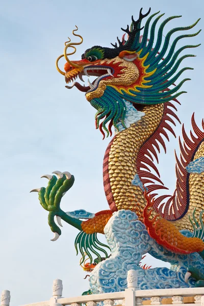 Chinese stijl draak standbeeld, genomen in thailand — Stockfoto