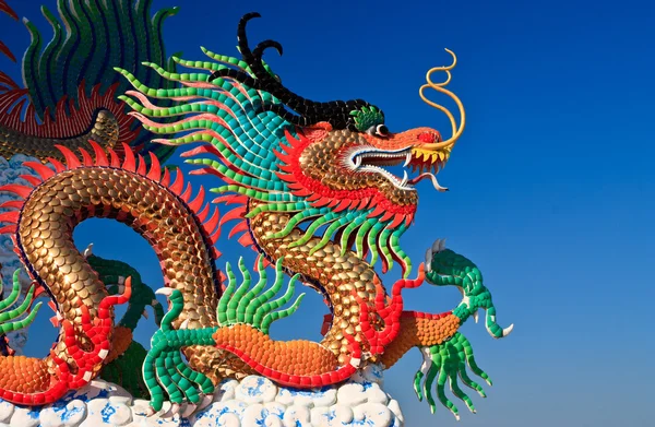 Dragon staty och naturliga blå himmel bakgrund — Stockfoto
