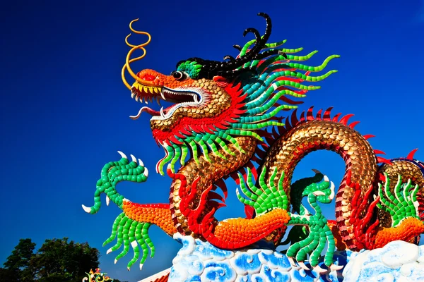 Dragon staty och naturliga blå himmel bakgrund — Stockfoto