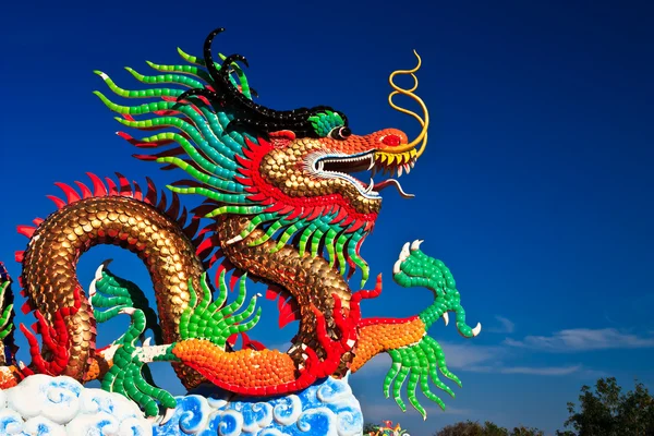 Estátua de dragão e fundo céu azul natural — Fotografia de Stock