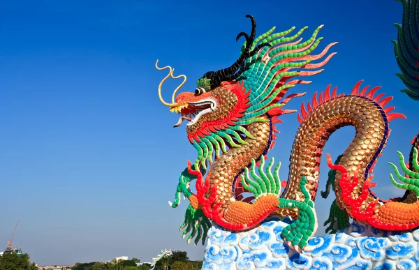 Estatua de dragón y fondo cielo azul natural — Foto de Stock