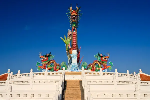 Estatua de dragón y fondo cielo azul natural — Foto de Stock