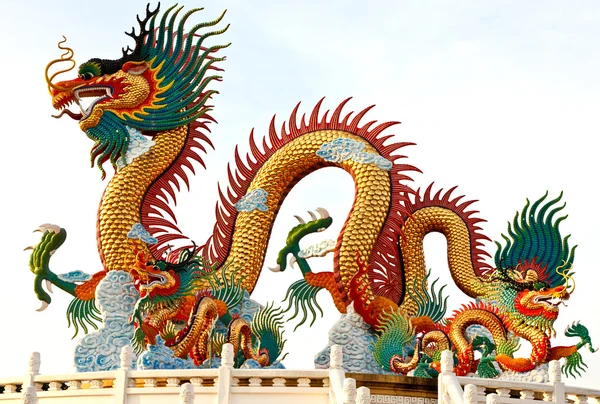 Nativní čínský styl drak socha — Stock fotografie