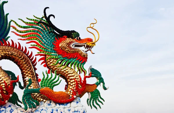 Estátua de dragão estilo chinês nativo — Fotografia de Stock