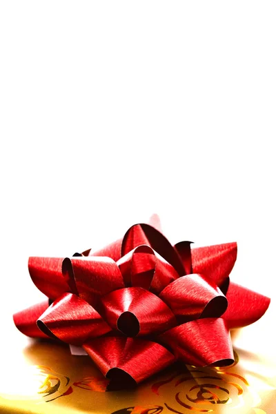 Красный лук на подарочной коробке — стоковое фото